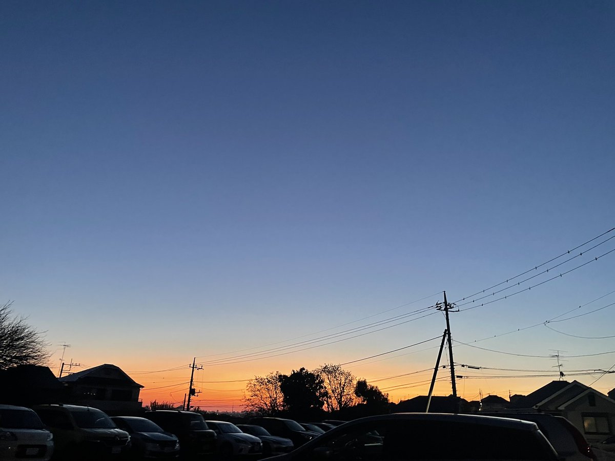 kenjins's tweet photo. おはようございます。本日は見事な朝焼けです。天気は通常。悪くなりがちですが。本日は晴れ🌞。そして今日からワイハです。仕事なので、なんのワクワク感もございません。むしろ重たい何かがのしかかるような感じです。現地の天気は崩れ模様だそうです。昨日。中華で食べオムライスランチ。秀逸。 https://t.co/EXtlHA1kwx