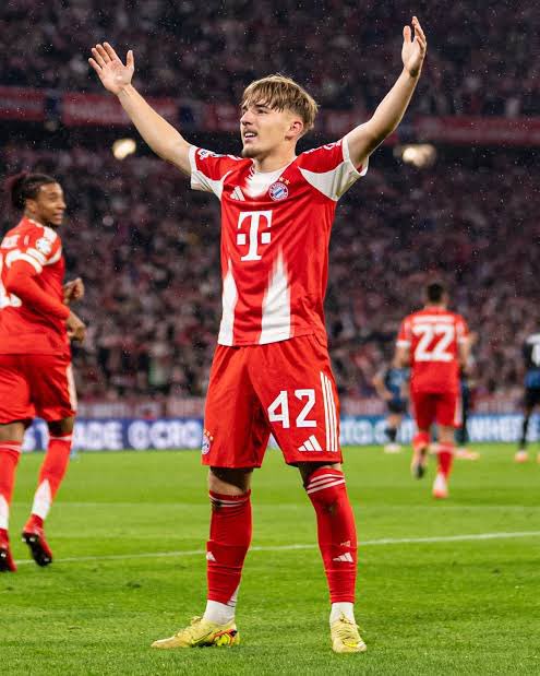 𝐀𝐃 tweet media