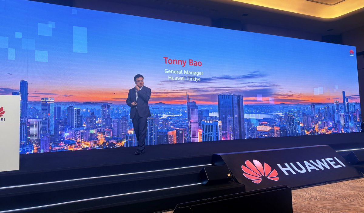 AliEselioglu's tweet image. Huawei’nin düzenlediği ICT Day 2026 etkinliği, @HuaweiTurkiye Genel Müdürü Tonny Bao’nun açılış konuşmasıyla başladı.
Yapay zekâdan bulut teknolojilerine kadar dijital dönüşümün en kritik başlıkları gün boyunca ele alındı. 
#AI #Cloud #DijitalDönüşüm 
#Huawei #ICTDay2026