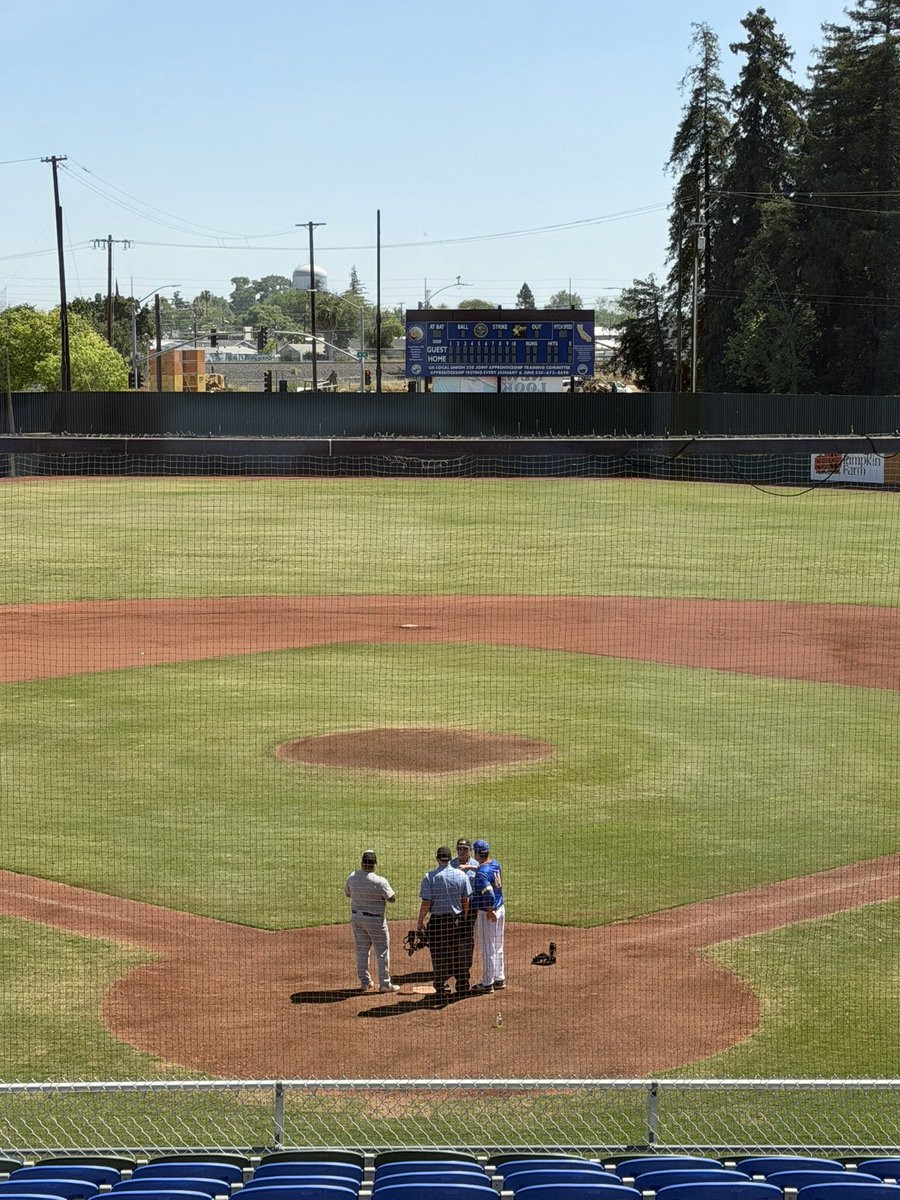 WCPSacramento's tweet photo. 📍 Bryant Field ⚾️

@LincolnZebras (14-2-1) is playing River Valley (4-12) during the second day of the NorCal Classic.

🧵 Follow along for updates! ⬇️ https://t.co/29eYFSM8dT