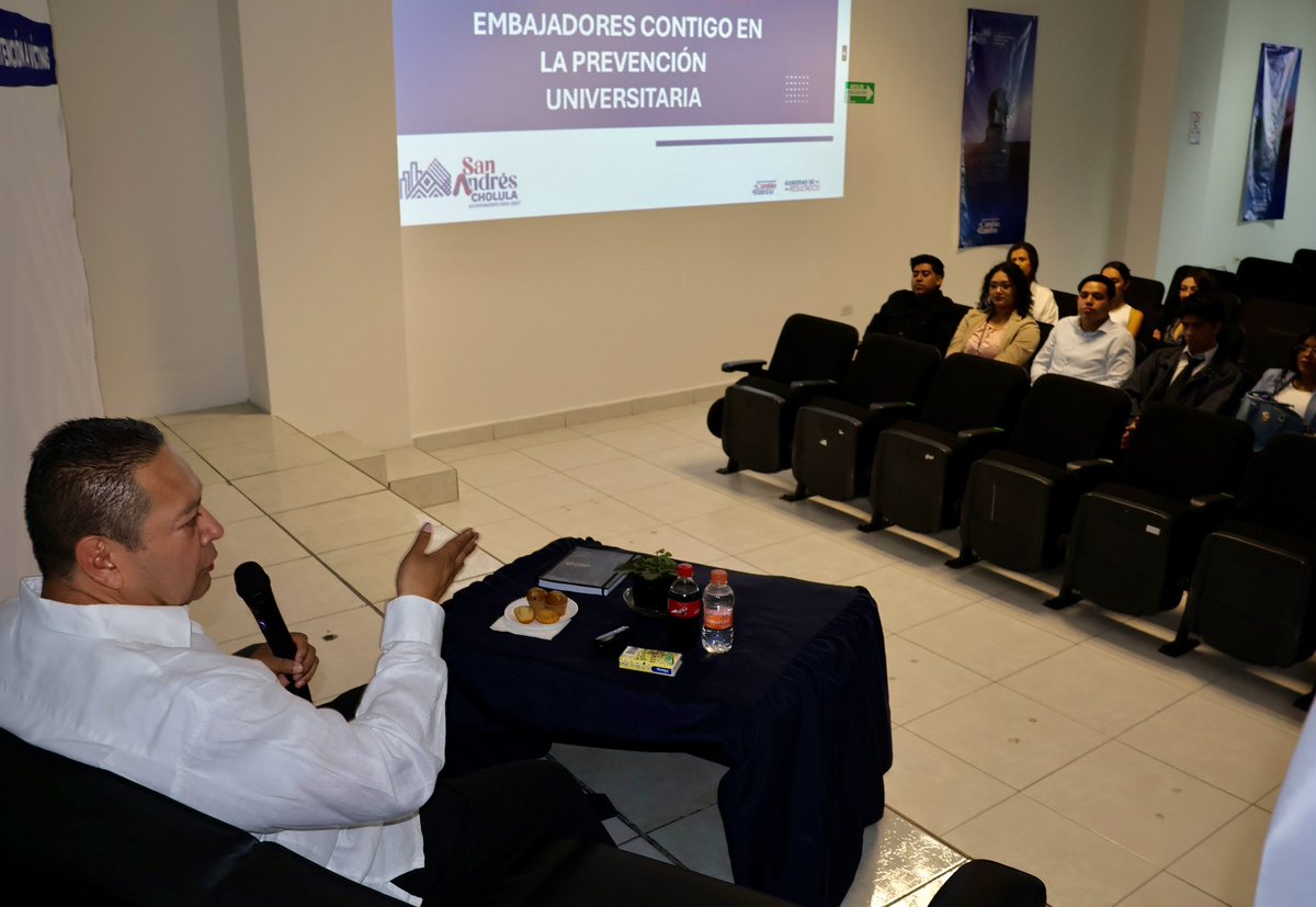 SSPPCSnAndresCH's tweet photo. Como parte de los acuerdos generados en sesiones conjuntas, integrantes del Comité “Embajadores, Contigo en la Prevención Universitaria” se reunieron con el secretario Luis Flores Fierros, así como con las y los mandos de la #SSPPC. 👮🏻🧑🏻🚒👩🏻💼
🧵 1/2 https://t.co/jiGH5AhGsB