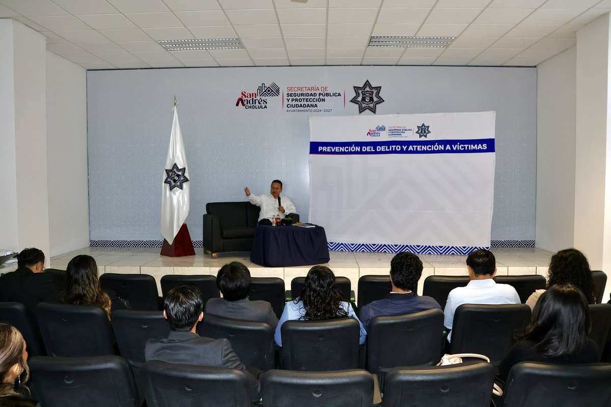 SSPPCSnAndresCH's tweet photo. Como parte de los acuerdos generados en sesiones conjuntas, integrantes del Comité “Embajadores, Contigo en la Prevención Universitaria” se reunieron con el secretario Luis Flores Fierros, así como con las y los mandos de la #SSPPC. 👮🏻🧑🏻🚒👩🏻💼
🧵 1/2 https://t.co/jiGH5AhGsB