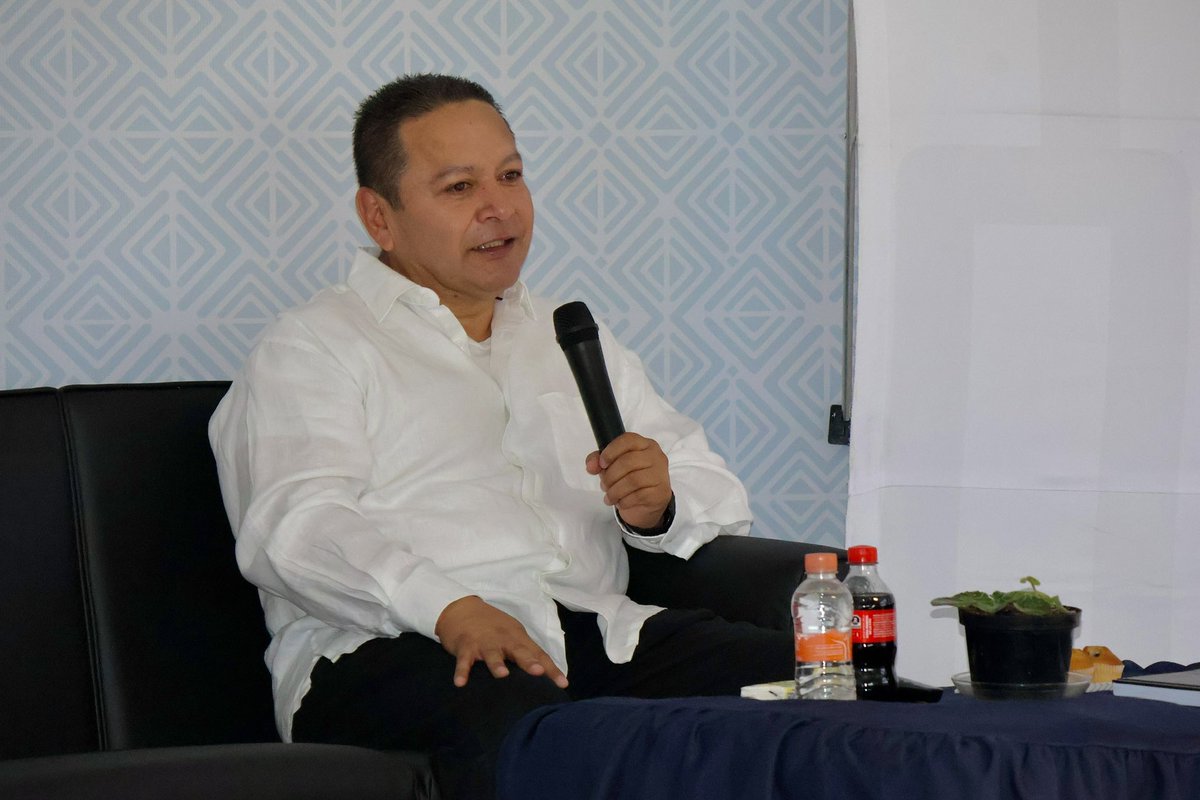 SSPPCSnAndresCH's tweet photo. Como parte de los acuerdos generados en sesiones conjuntas, integrantes del Comité “Embajadores, Contigo en la Prevención Universitaria” se reunieron con el secretario Luis Flores Fierros, así como con las y los mandos de la #SSPPC. 👮🏻🧑🏻🚒👩🏻💼
🧵 1/2 https://t.co/jiGH5AhGsB