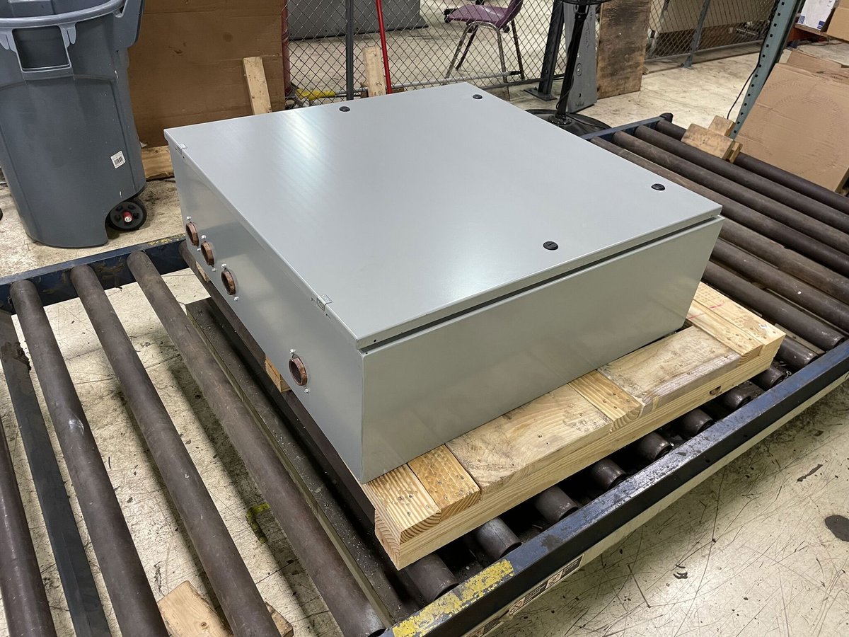 Drakechillers's tweet photo. Drake manufactures more than just chillers. Here is one of our city water changeover panels, housed in a NEMA4 enclosure
In the event of a chiller failure, this panel detects the fault and will automatically engage city water solenoids to ensure our customer does not lose cooling https://t.co/3JfTYPo3DZ