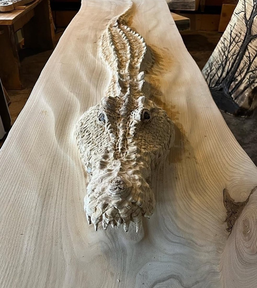 fwskiiii's tweet photo. Skilled artist Scott Dow carves a crocodile directly into raw wood, making it look like it's emerging from the wood itself. https://t.co/ETMRoqU0Th