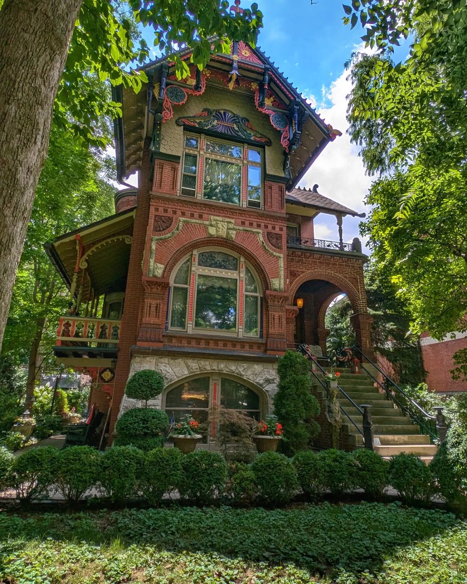 archpng's tweet image. Tucked into Chicago’s Wicker Park, the Hermann Weinhardt House looks less like a city residence and more like a Victorian fairy tale.

Generally dated to 1888–1889 and attributed to architect William Ohlhaber, the house is best known for its richly ornamented, Bavarian