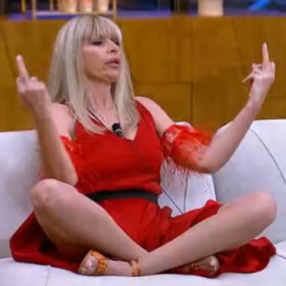Voi ridete
Il pubblico applaude

Io dico: MUSSOLINI ANCHE MENO.

Ha detto bene Antonella: sei una buffona. #gfvip