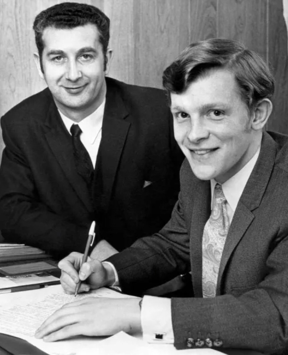 footballmemorys's tweet image. Manager Freddie Goodwin watches on as Gordon Taylor signs for Birmingham City back in 1970

#BCFC #BirminghamCity #Blues #Signings #Transfers #Managers