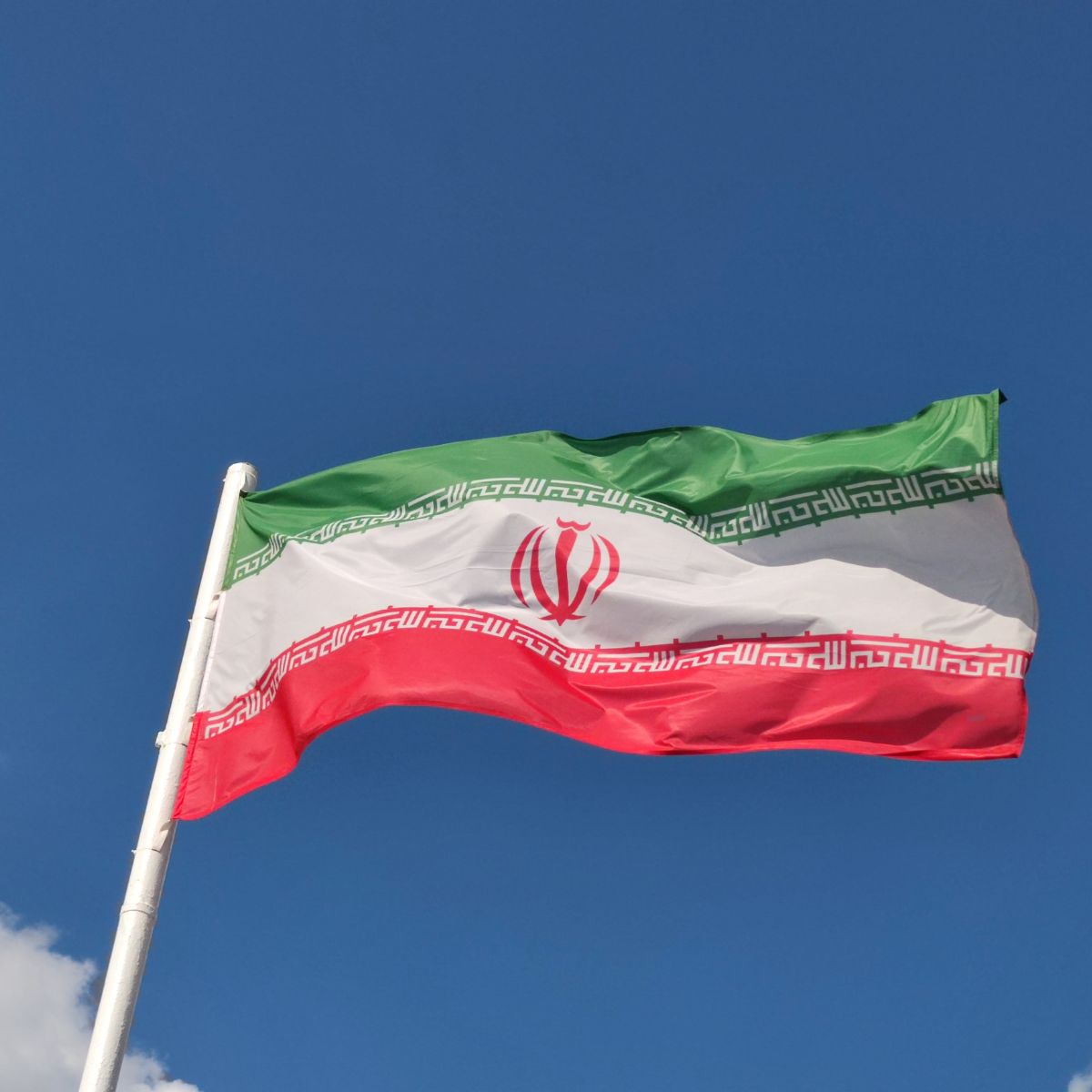 EnsedeCiencia's tweet photo. 🚨DE ÚLTIMO MOMENTO: Irán reparte pastillas de yodo por temor a ataque nuclear

Hoy martes 7 de abril de 2026, las autoridades de Bushehr (la ciudad donde está la única central nuclear de Irán) comenzaron a distribuir 180.000 tabletas de yodo entre la población.

Es una medida preventiva ante el temor de un posible ataque a la planta nuclear en medio del ultimátum de Trump y las tensiones actuales.

Las pastillas se entregan en todos los centros de salud de la ciudad y priorizan a quienes viven más cerca de la central. No es una distribución en todo el país, solo en esa zona.