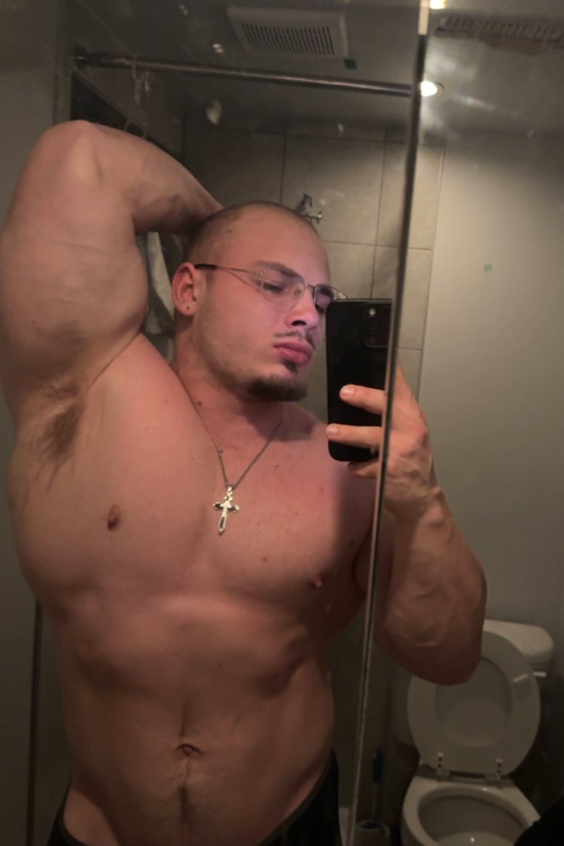 bigdbody's tweet image. The biggest 21 year old you will ever get to serve 

Need to grow even bigger 

#findomgod #findom #muscles #muscleworship #armpits #biceps #jacked #hugearms #sweat #cashmaster #cashking #21yrold