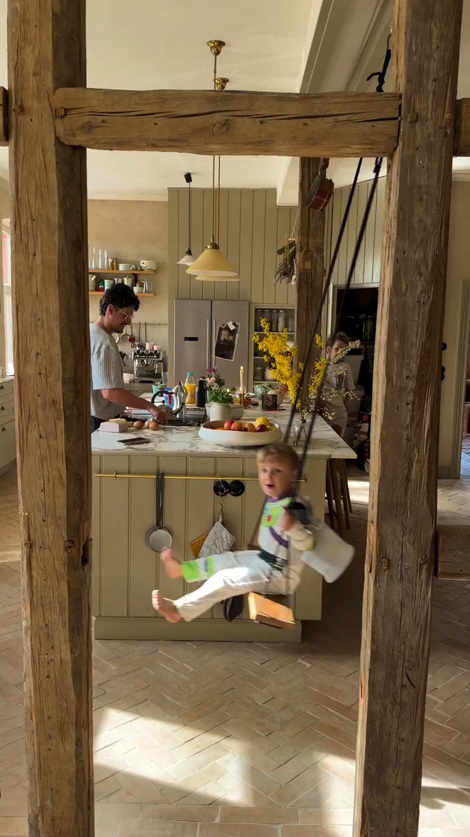 The dream kitchen… but make it real life ✨

Soft morning light, wooden beams, something cooking on the stove—and a swing right in the middle of it all. @ninakaempf’s home isn’t just beautiful, it’s lived in. 

#InteriorDesign