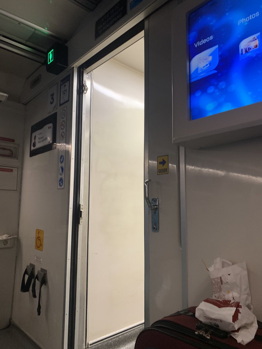 hasriainurrr's tweet photo. Ya Allah tolong ampuni dosa orang yg di kereta ga tutup pintu lagi kalo abis lewat dan lipat gandakan pahala orang yg bagian nutup pintu mulu bcs dia yg duduk di deket pintu (me). Mending tulis di pintu reminder buat tutup pintu lagj kalo abis dibuka, maaciw🥹
Cc : @KAI121 https://t.co/RwUYNK2jfk