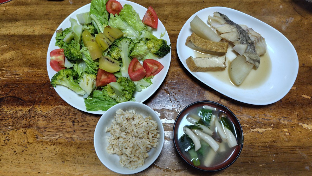 hirofumi220's tweet photo. #今日の夕ごはん　4月7日(火)
・鱈の煮付け
・レタスとトマトのサラダ
・小松菜としめじのみそ汁

#todaysdinner
#おうちごはん
#煮魚料理　#boiledfish
#鱈　#cod https://t.co/OEYsKtDPvs