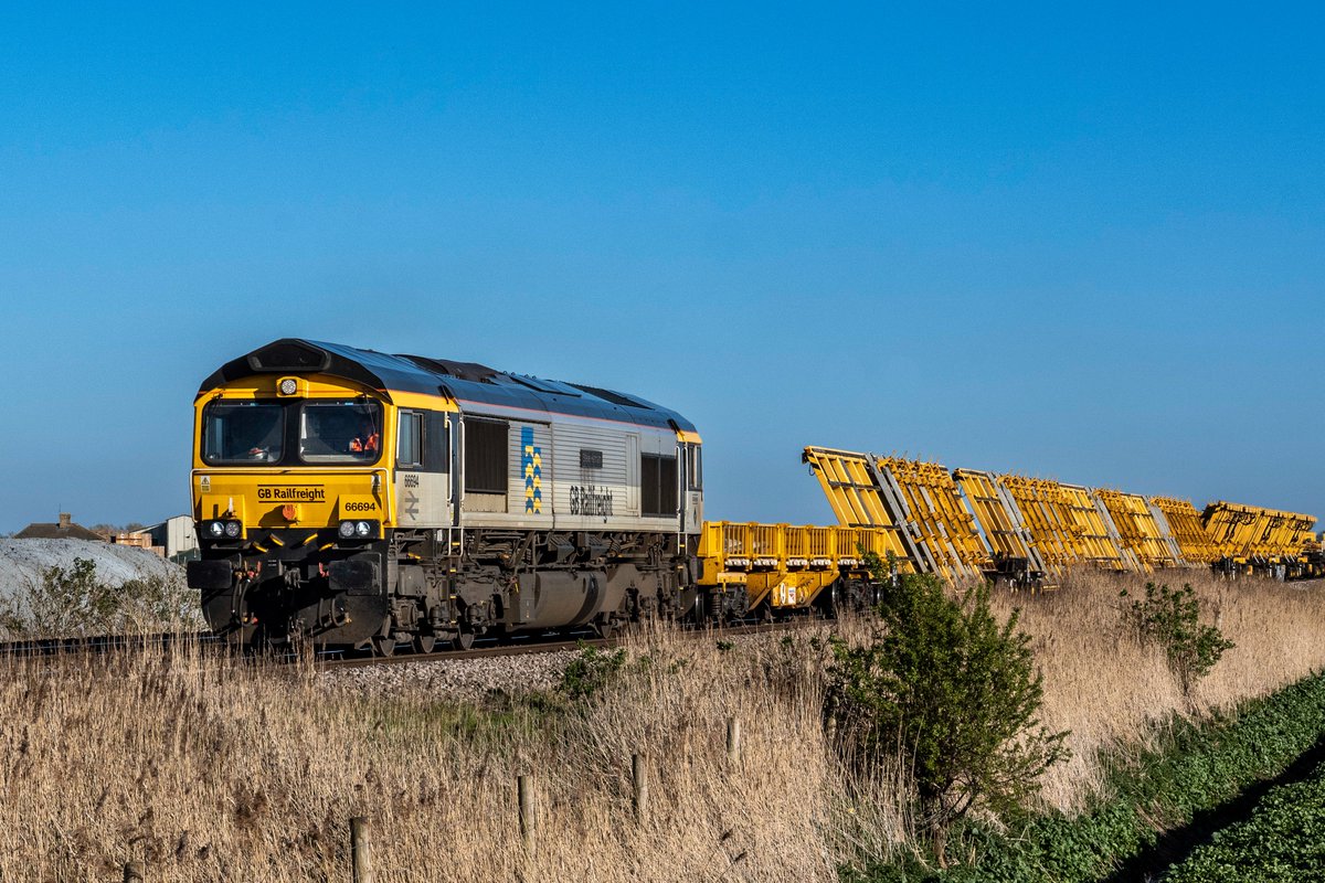 chriss_photos1's tweet image. 66694 approaches Manea with a rake of Kirow Tiltbed S&amp;amp;C wagons on 6X67 Camden Rd to Toton. Routed the long way due to difficulties getting a exceptional load path on the ECML, and the need to keep the wagons the correct way round for the next load. #railwayphotography #UKRailways