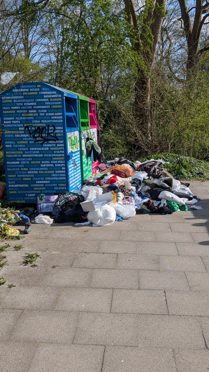MartinMichalik's tweet photo. Ich kann mir nicht vorstellen, dass das mit Recycling gemeint ist. 
Ist das nur in #bremen ein Problem oder auch woanders?

#ordnungswidrigkeit ? https://t.co/0Rq993Jfaj