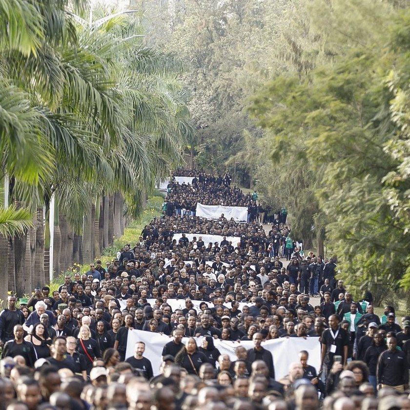UNOSAPG's tweet image. April 7 marks beginning of #KWIBUKA - period of remembering the 1994 Genocide against the Tutsi in #Rwanda.  

Special Adviser Beyani joined the commemorations in Kigali, while the Office joined commemoration at UNHQ.

We mourn, we remember, we remind. 

📸@NewTimesRwanda &amp;amp; OSAPG