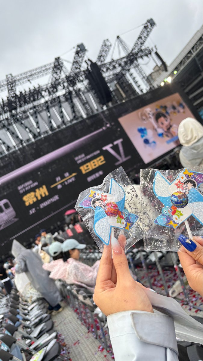 MrOhms3's tweet photo. Spent the night laughing till my sides hurt at the live taping of [综艺名]!  The cast’s energy was chef’s kiss—couldn’t stop cheering! Who’s binge-watching when it drops  #VarietyShowVibes #LiveTapingFun https://t.co/IO8hQF1e5l