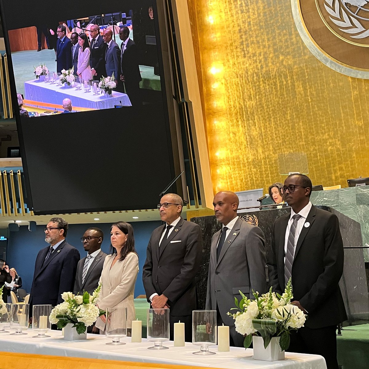 UNOSAPG's tweet image. April 7 marks beginning of #KWIBUKA - period of remembering the 1994 Genocide against the Tutsi in #Rwanda.  

Special Adviser Beyani joined the commemorations in Kigali, while the Office joined commemoration at UNHQ.

We mourn, we remember, we remind. 

📸@NewTimesRwanda &amp;amp; OSAPG