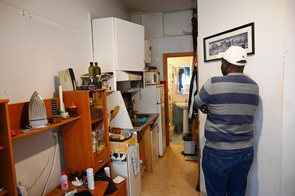 Estos desahucios se sufren en Vallekas a diario debido a la gentrificación de los barrios obreros.

Trasteros con licencia habitacional de menos de 10m2. Habría que investigar.

Este es el plan de Ayuso, expulsar a los vecinos y convertir Madrid en el gran feudo de Airbnb.