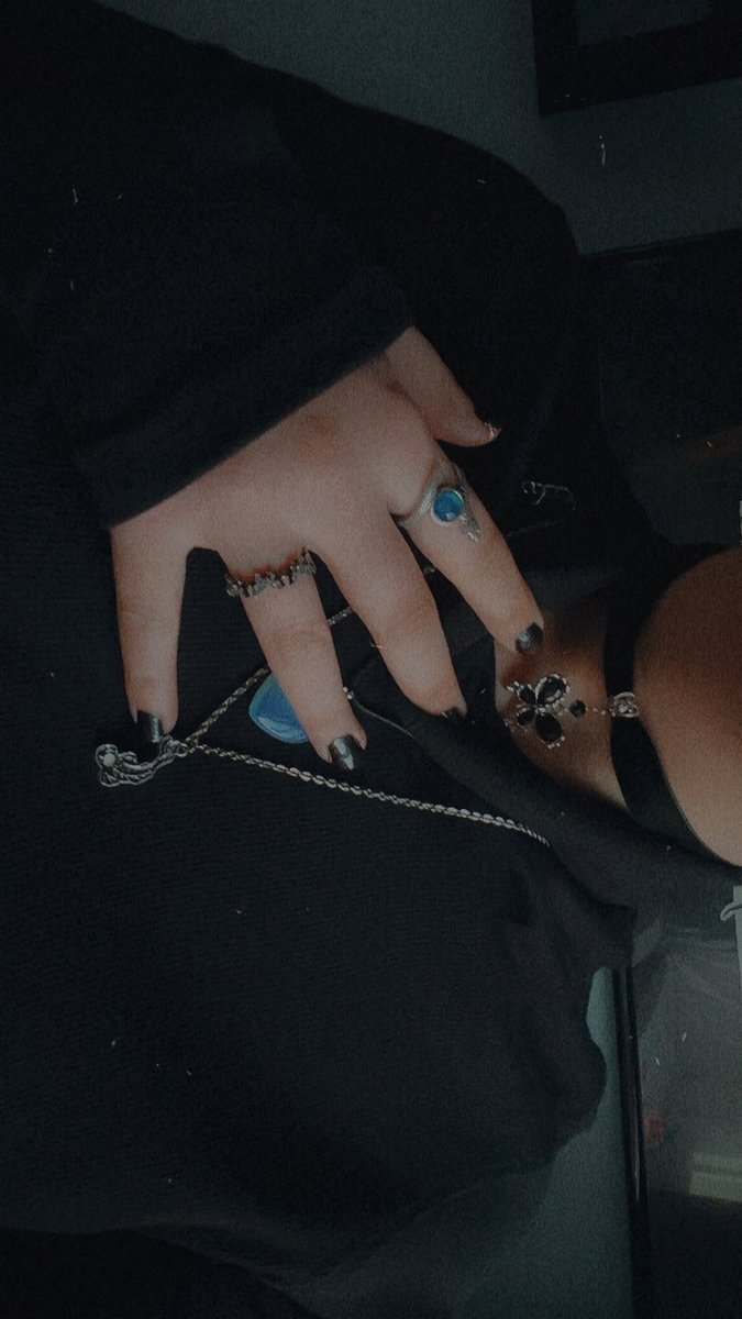 FoxynSophie's tweet photo. 🖤🦋⛓️ https://t.co/6WYjjgwUmL