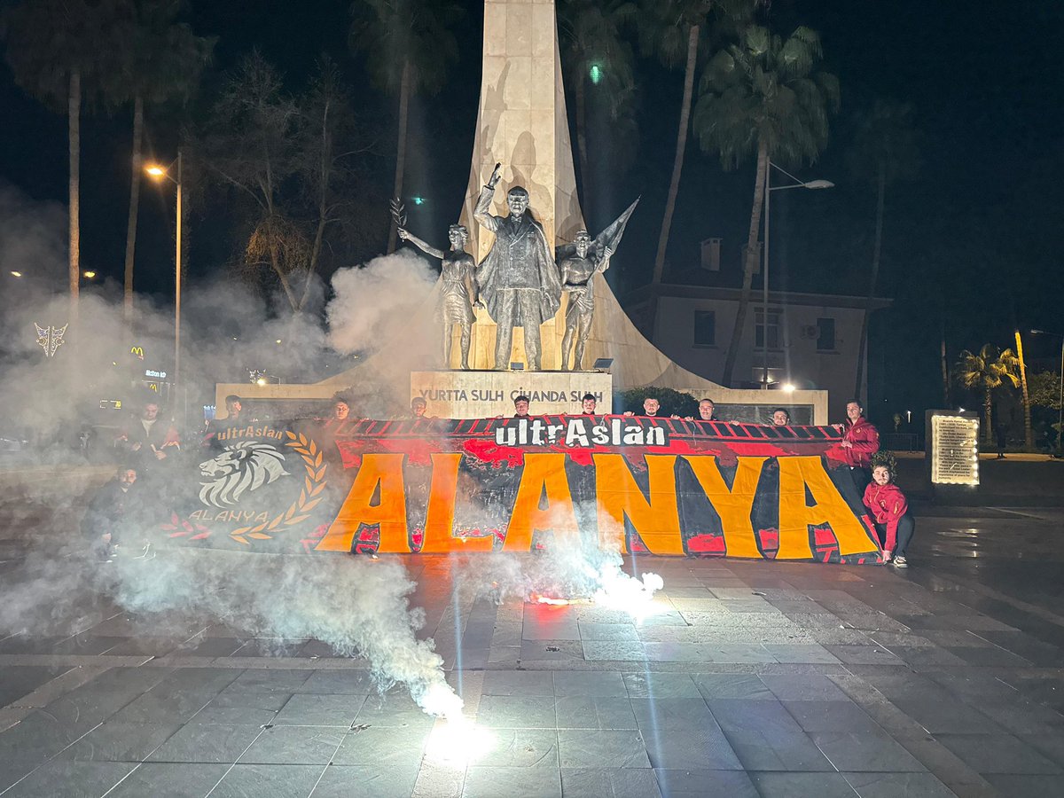 uA_Alanya's tweet photo. YANINDA OLAMAZSAM SAVAŞ ÇIKAR KOLAYCA  !

Galatasaray’ımızın Göztepe maçı için yola çıktık.

#uAAlanya #uAYurtiçi #ultrAslanLİSE #ultrAslanLiseAlanya https://t.co/Cu20YbAi8c