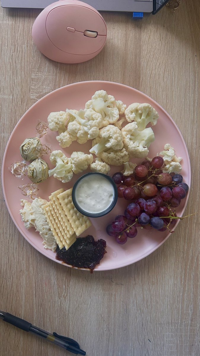 kris hates noah wyle 🩺 tweet media