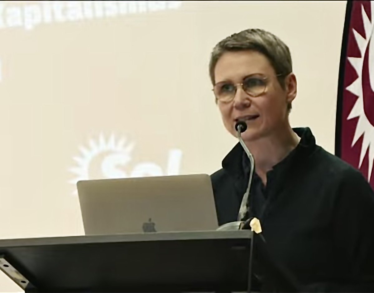 EiflerUlrike's tweet photo. Es gibt keine klassenneutrale Politik. Parteien sind mit dem, was sie tun, entweder an der Seite der Arbeiterklasse oder gegen sie. 

Am vergangenen Wochenende habe ich auf den Sozialismustagen erklärt warum sich unsere Klassenorientierung auch in unserer Position zum Krieg zeigt https://t.co/8DWaR8fBQt