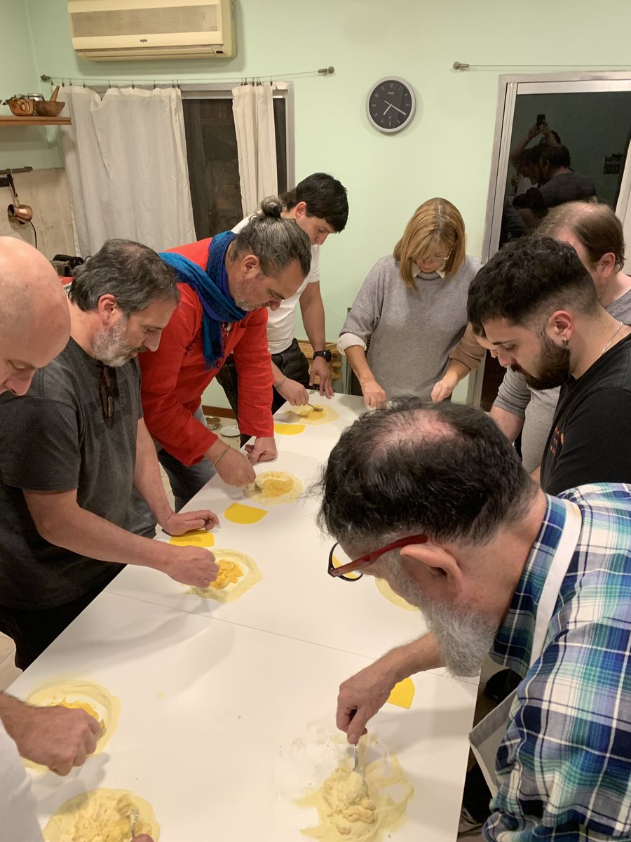 arielsignetti's tweet photo. Ya está la primera fecha del curso de pastas para los que lo pagaron como ayuda para abrir el nuevo local y para los que se quieran sumar, veremos historia, técnicas, amasado, laminado y formado de pastas rellenas, salsa di pomodoro y pesto genovese
Es el viernes 24 de abril a las 19:30hs en Florida, varios colectivos te acercan, tren Mitre estación Juan B Justo tambien
Se agradece difusión