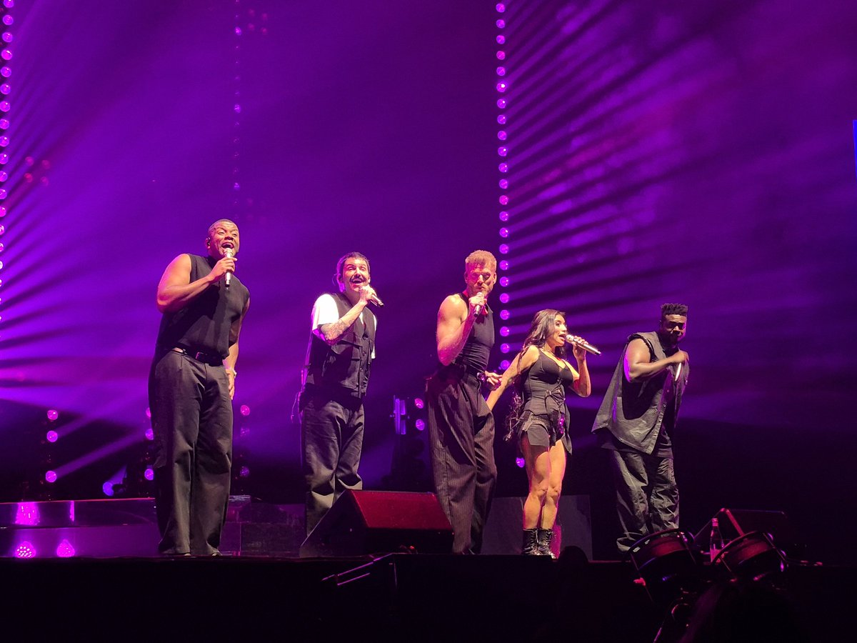 tigerfindsaway's tweet photo. beautiful 💜 thank you divas @PTXofficial https://t.co/Z4whYEVOY4
