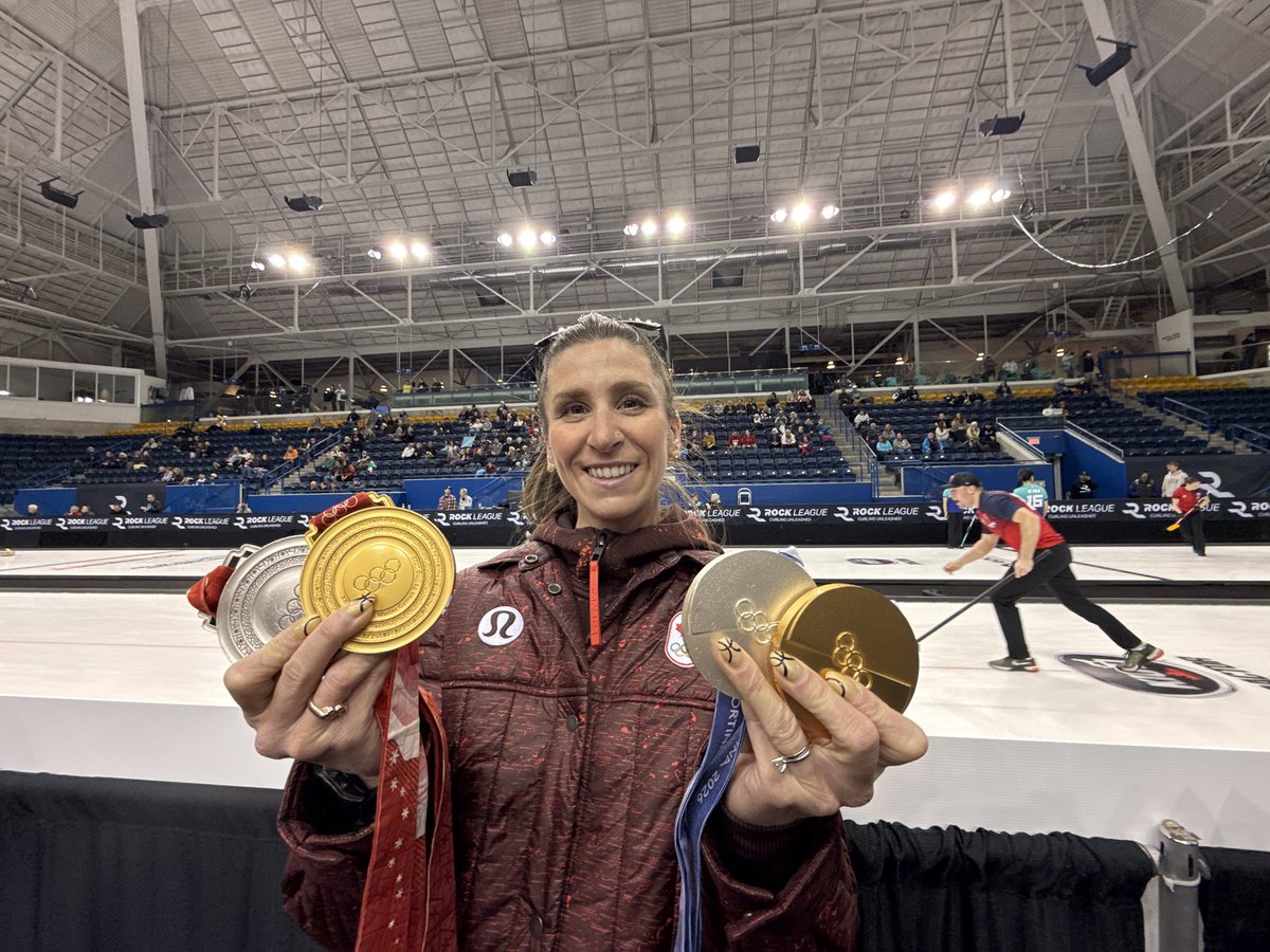 Devin_Heroux's tweet photo. OLYMPIC CHAMP IN THE HOUSE 

@IvanieB is rinkside at Rock League and showing off her Olympic speed skating hardware. Gold and silver at Milano Cortina. Same deal in Beijing.

Ivanie and Rachel Homan have been lifelong friends. Olympians supporting Olympians here today. https://t.co/qao8UZXC8s
