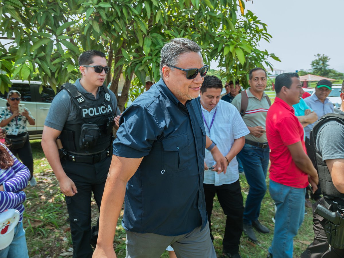 goberguayasec's tweet photo. ¡Obras que cambian realidades!
El presidente Daniel Noboa, junto al ministro @RobertoLuqueN y los gobernadores de Guayas y Los Ríos, inspeccionó la vía Palestina–Macul–Vinces.
29,2 km que generan oportunidades para más de 98 mil ciudadanos de la zona.

#ElNuevoEcuadorConstruye https://t.co/XC0DIcPxKY