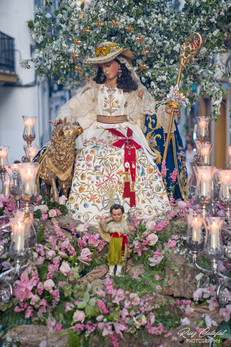 Desde nuestra Hermandad rezamos por la paz, tan necesaria en el mundo. 

𝐃𝐢𝐯𝐢𝐧𝐚 𝐏𝐚𝐬𝐭𝐨𝐫𝐚 𝐝𝐞 𝐥𝐚𝐬 𝐀𝐥𝐦𝐚𝐬, Reina de la Paz, guía con tu cayado celestial a esta humanidad perdida. Detén los vientos de guerra y siembra en los corazones la paz que viene de Dios.