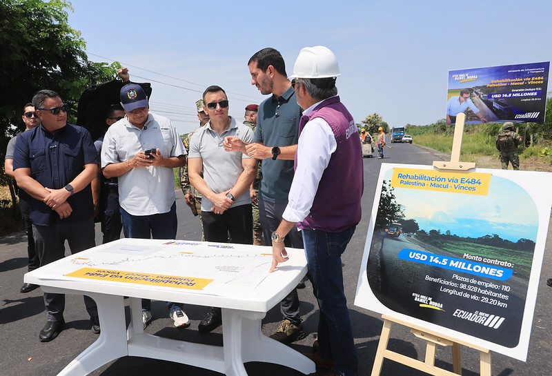 goberguayasec's tweet photo. ¡Obras que cambian realidades!
El presidente Daniel Noboa, junto al ministro @RobertoLuqueN y los gobernadores de Guayas y Los Ríos, inspeccionó la vía Palestina–Macul–Vinces.
29,2 km que generan oportunidades para más de 98 mil ciudadanos de la zona.

#ElNuevoEcuadorConstruye https://t.co/XC0DIcPxKY