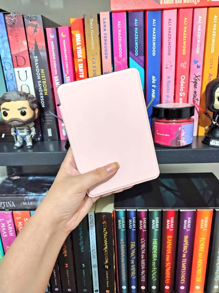 kathonyflower's tweet image. capinha nova do meu kindle, próximo passo são os adesivos para colocar atrás, mas já achei uma gracinha ele 🩷