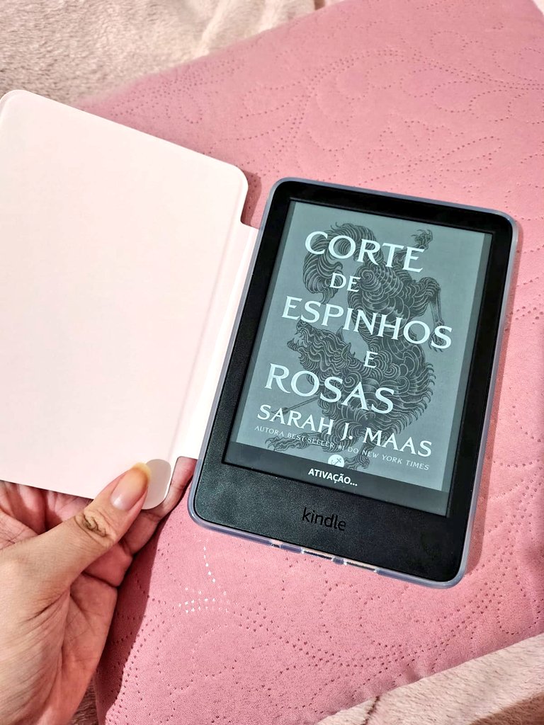 kathonyflower's tweet image. capinha nova do meu kindle, próximo passo são os adesivos para colocar atrás, mas já achei uma gracinha ele 🩷