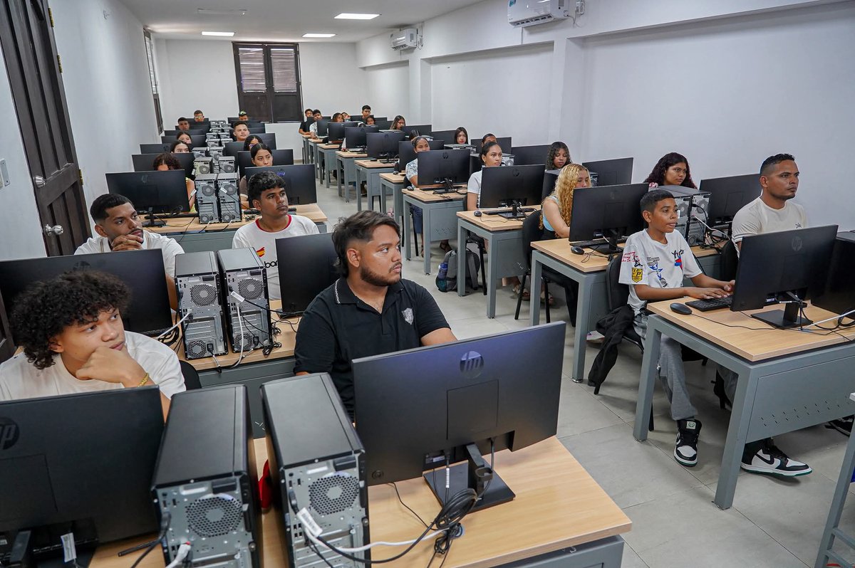 UniCaribe_'s tweet photo. 🟪🟨🟩📢 Institución Universitaria del Caribe crea laboratorio especializado para fortalecer la competitividad de sus estudiantes

🖥️ En respuesta a los desafíos del mercado laboral actual, la Institución Universitaria del Caribe (Unicaribe) puso a disposición de su Comunidad Académica el nuevo Laboratorio de la Facultad de Ciencias Administrativas, Económicas y Contables. Esta obra surge de la intención de fortalecer el manejo de herramientas tecnológicas en los estudiantes antes de su ingreso a las prácticas profesionales.

🖱️El nuevo espacio está equipado con 40 computadores de última generación para estudiantes y una estación de trabajo docente, integrados a una pantalla interactiva de alta definición. A diferencia de las aulas tradicionales, la sala cuenta con un sistema de cableado estructural total, lo que garantiza una conectividad estable y permanente para la ejecución de simulaciones y software de alta complejidad, indicaron desde la Oficina de Gestión TI (Tecnología Informática).

📚Para asegurar una formación pertinente, el laboratorio incluye licencias y plataformas líderes en el sector real de acuerdo con los programas académicos. Para Contaduría Pública, brinda acceso integral a la plataforma contable Siigo. Los estudiantes de Administración Logística podrán utilizar herramientas de comercio exterior como Multilegis y LegisComex. Además, está incluida la suite ofimática avanzada para todos los programas de la Facultad.

Desde la Vicerrectoría Académica se destacó que esta infraestructura es clave para cumplir con los Resultados de Aprendizaje y los perfiles de egreso comprometidos ante el Ministerio de Educación Nacional. Con este recurso, los estudiantes que inician sus prácticas profesionales en cada uno de los niveles (Técnico, Tecnológico y Profesional) llegarán al sector productivo con las competencias mínimas requeridas por las empresas.

#UnicaribeEsEducaciónSuperior
#MásOportunidadesParaLaGente