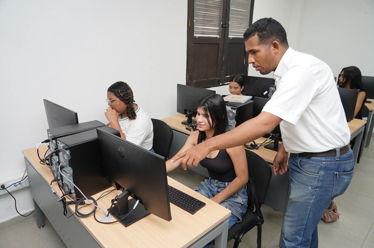 UniCaribe_'s tweet photo. 🟪🟨🟩📢 Institución Universitaria del Caribe crea laboratorio especializado para fortalecer la competitividad de sus estudiantes

🖥️ En respuesta a los desafíos del mercado laboral actual, la Institución Universitaria del Caribe (Unicaribe) puso a disposición de su Comunidad Académica el nuevo Laboratorio de la Facultad de Ciencias Administrativas, Económicas y Contables. Esta obra surge de la intención de fortalecer el manejo de herramientas tecnológicas en los estudiantes antes de su ingreso a las prácticas profesionales.

🖱️El nuevo espacio está equipado con 40 computadores de última generación para estudiantes y una estación de trabajo docente, integrados a una pantalla interactiva de alta definición. A diferencia de las aulas tradicionales, la sala cuenta con un sistema de cableado estructural total, lo que garantiza una conectividad estable y permanente para la ejecución de simulaciones y software de alta complejidad, indicaron desde la Oficina de Gestión TI (Tecnología Informática).

📚Para asegurar una formación pertinente, el laboratorio incluye licencias y plataformas líderes en el sector real de acuerdo con los programas académicos. Para Contaduría Pública, brinda acceso integral a la plataforma contable Siigo. Los estudiantes de Administración Logística podrán utilizar herramientas de comercio exterior como Multilegis y LegisComex. Además, está incluida la suite ofimática avanzada para todos los programas de la Facultad.

Desde la Vicerrectoría Académica se destacó que esta infraestructura es clave para cumplir con los Resultados de Aprendizaje y los perfiles de egreso comprometidos ante el Ministerio de Educación Nacional. Con este recurso, los estudiantes que inician sus prácticas profesionales en cada uno de los niveles (Técnico, Tecnológico y Profesional) llegarán al sector productivo con las competencias mínimas requeridas por las empresas.

#UnicaribeEsEducaciónSuperior
#MásOportunidadesParaLaGente