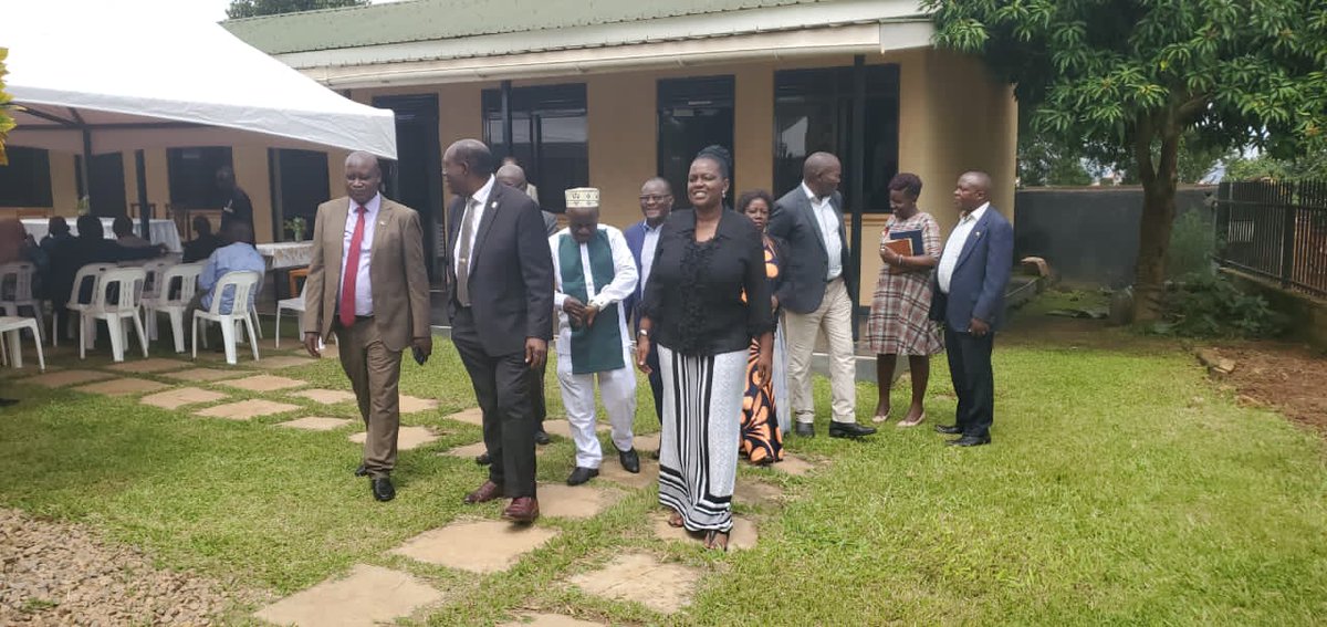 Kyaddondo_Ssaza's tweet photo. Olwaleero Oweekitiibwa Nabukenya Christine akiikiriddwa omukwanaganya w'abaseesa Mw. Munaawa Dan mu Lukiiko lw'Abaami ba Ggombolola ezikola Essaza Kyaddondo. Abaami ba Ggombolola abategezezza ku biki ebyazulibwa mu lupimo olwakolebwa Abaseesa nga tumalako olusirika lwaffe. https://t.co/L5u22ISwH5