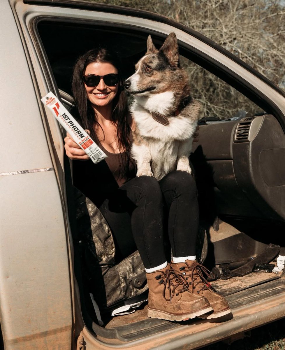 CATFISHGIRH's tweet image. Merle 🐶 says get in loser 😏😀Protein stick: @1stphorm Boots: @bruntworkwear Glasses: @wileyx 📸: @b_cad_ #iam1stphorm #wildlife