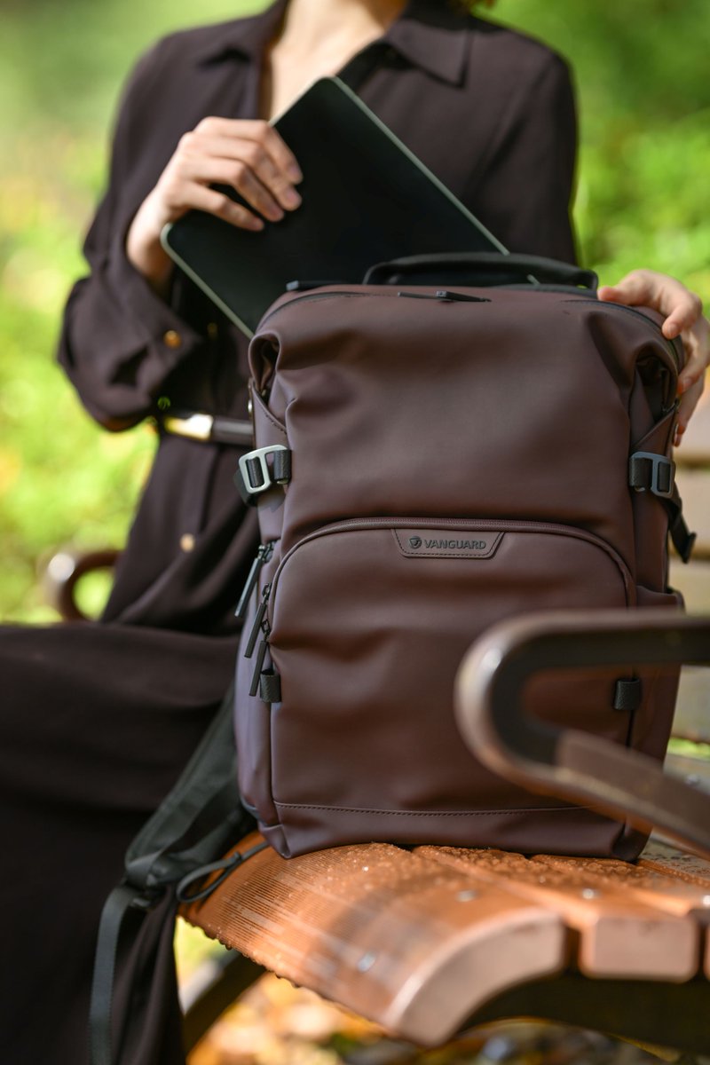 VanguardPhoto's tweet image. Look good. Shoot better.
Meet the VEO Lite Series—camera bags designed for creators who want style and smart storage. Lightweight, water-resistant, and ready for wherever the day takes you.
#Vanguard #VEOLite #EverydayCarry #PhotographyGear

Shop: vanguardworld.com/collections/va…