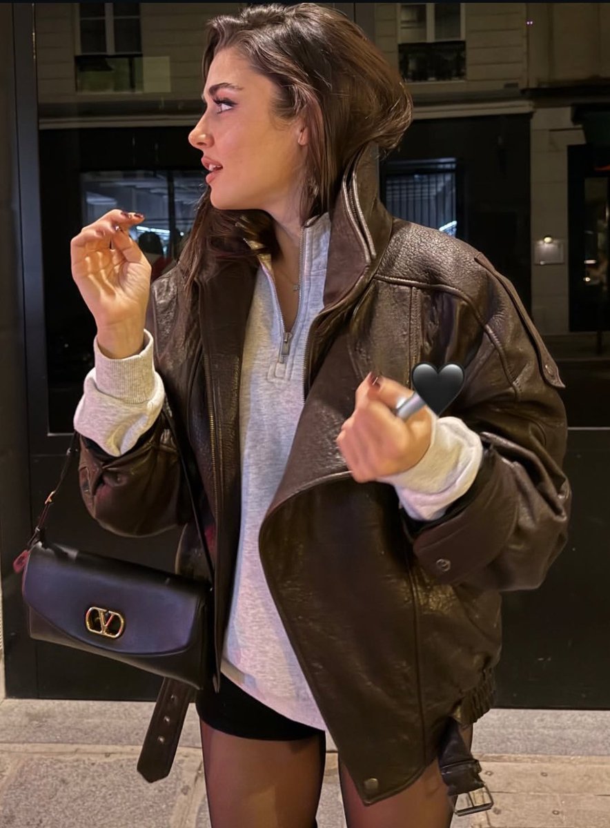 iamanotqueen's tweet photo. zaten etkileyebildiğim bir kitlem var diyerek elektronik sigarayi bile sansurleyen kadindan bunu beklemiyorduk🙂‍↔️ https://t.co/zyqw0CQwxz