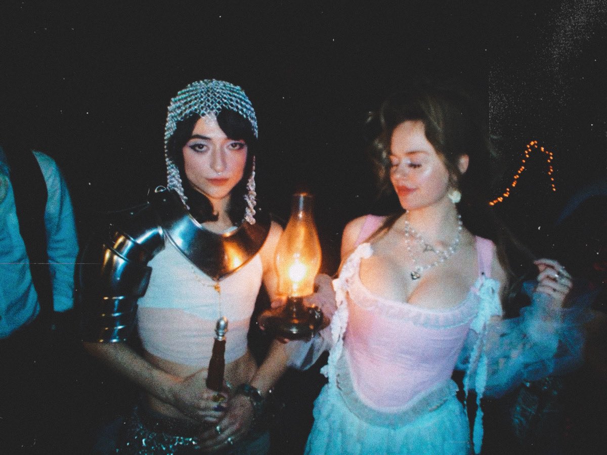 vieclairo's tweet photo. #lesbyler halloween btw (pics from pinterest, edited by me) https://t.co/93Tpy1hTfC