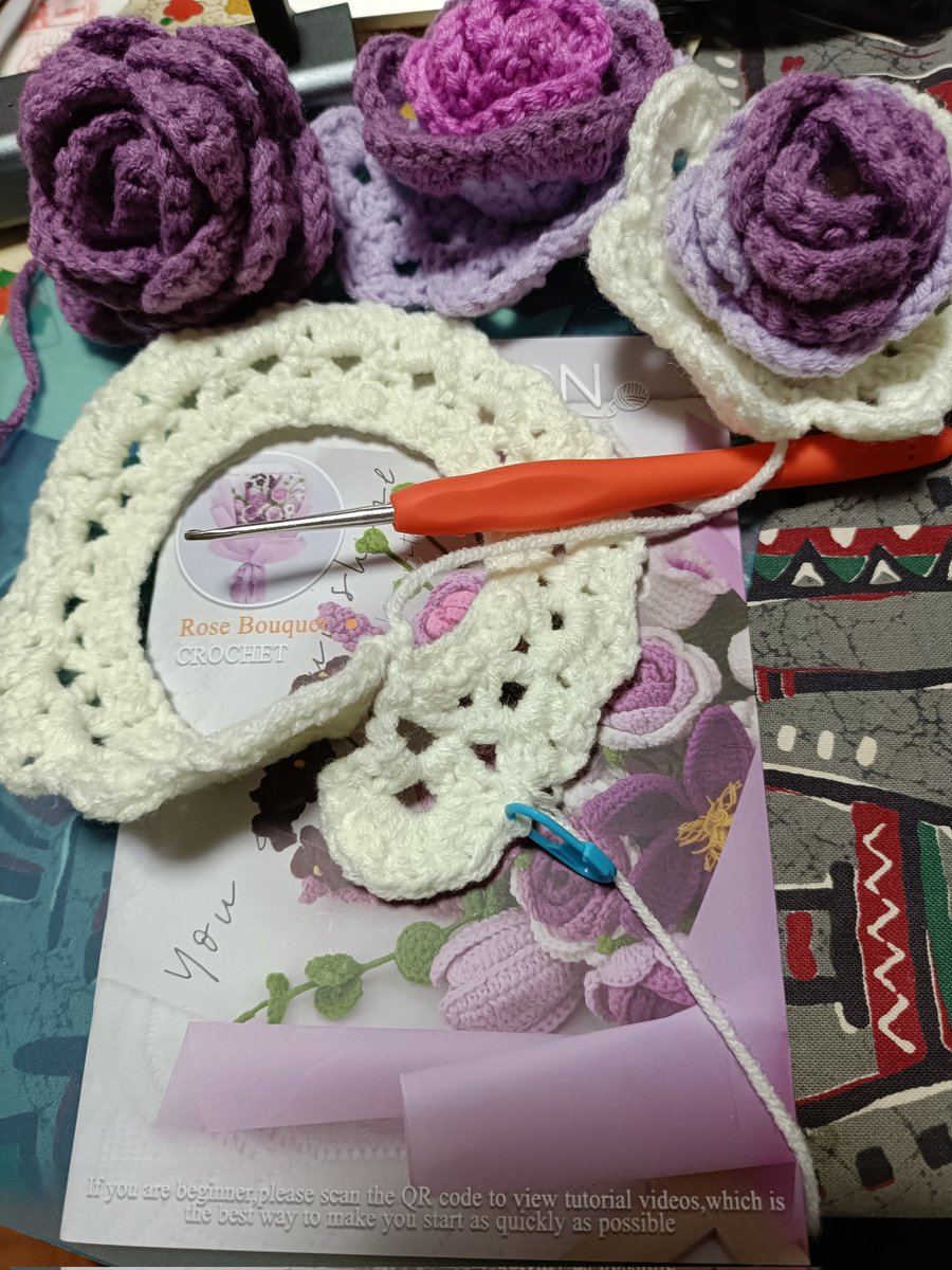 hotiasy73's tweet photo. こんな風に造花を作っていると、昔母もクレープペーパーで薔薇の花束作っていたな、とか思い出す。

それにしても、老眼やばい https://t.co/PhyFNBzDh9