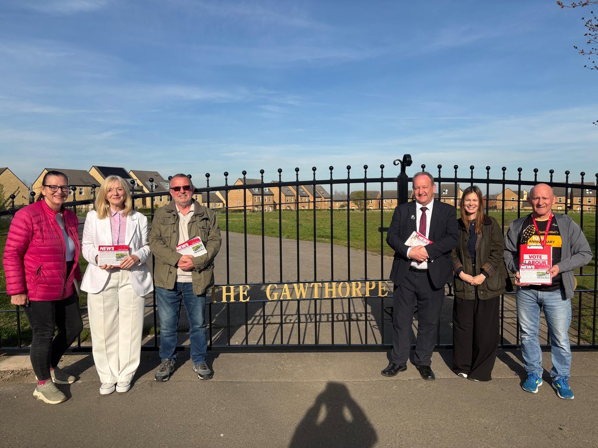 TracyBrabin's tweet image. Great to be out today with @jadebotterill. Working with local councillors we saved No116 bus after Yorkshire Buses ceased trading, keeping a vital lifeline for the people of Gawthorpe🚌

Labour councillors, Labour mayor, Labour MP delivering for local people.

#votelabour May7th