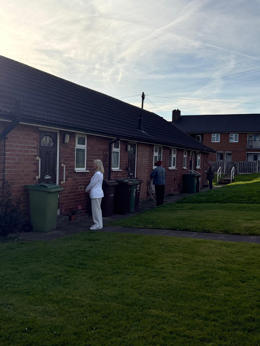 TracyBrabin's tweet image. Great to be out today with @jadebotterill. Working with local councillors we saved No116 bus after Yorkshire Buses ceased trading, keeping a vital lifeline for the people of Gawthorpe🚌

Labour councillors, Labour mayor, Labour MP delivering for local people.

#votelabour May7th