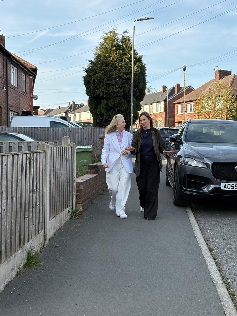 TracyBrabin's tweet image. Great to be out today with @jadebotterill. Working with local councillors we saved No116 bus after Yorkshire Buses ceased trading, keeping a vital lifeline for the people of Gawthorpe🚌

Labour councillors, Labour mayor, Labour MP delivering for local people.

#votelabour May7th