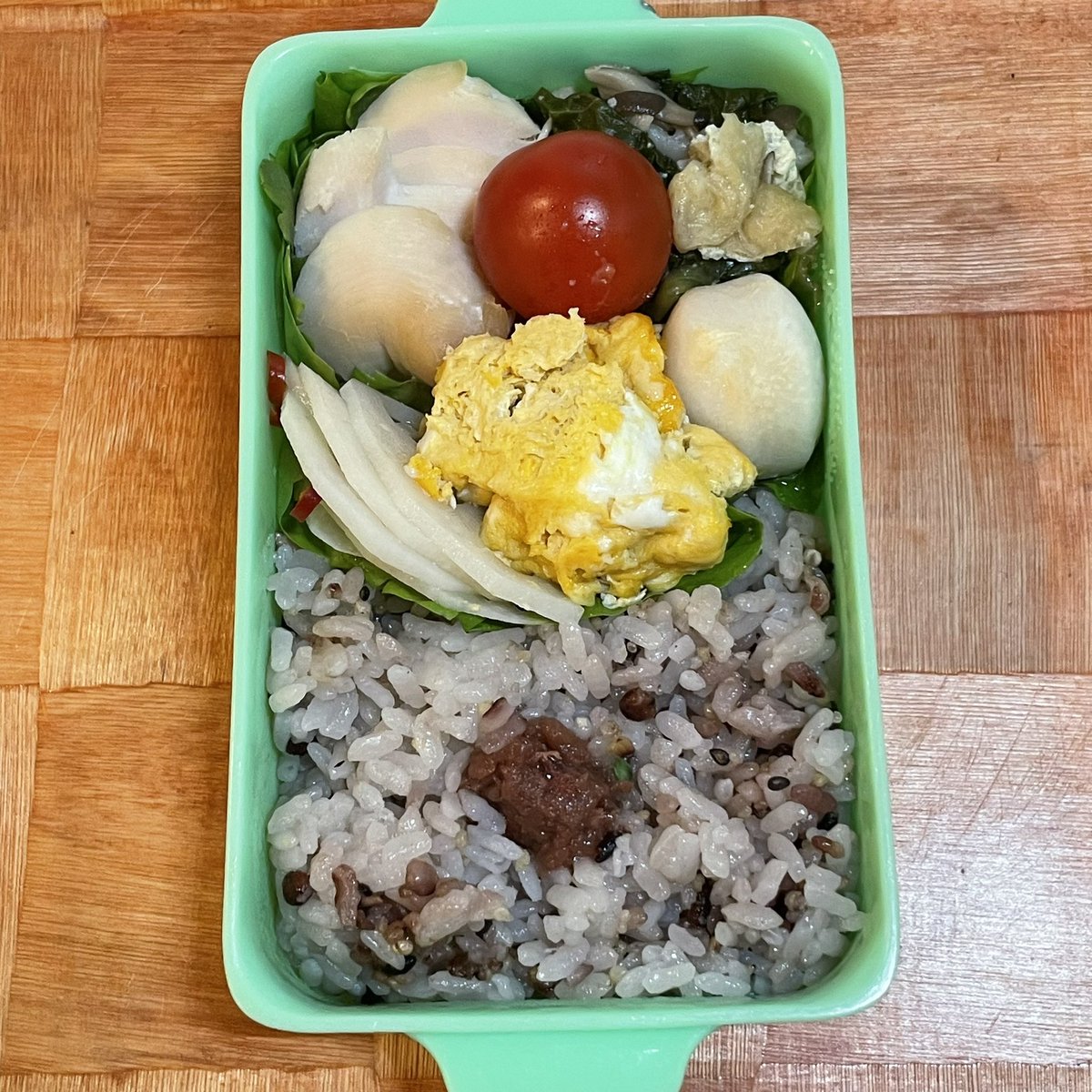 #お弁当記録
・春菊サラダ
・甘酢レンコン
・卵焼き
・プチトマト🍅
・鶏ハム
・里芋煮
・十六穀米に梅干し

ポジティブにいきたい😉
ファイト‼️

#お弁当　
#地味弁当　
#お弁当作り楽しもう部
#お弁当日記