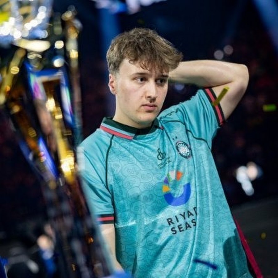 CentelFortnite's tweet image. REPORT: Queasy is contemplating retirement.