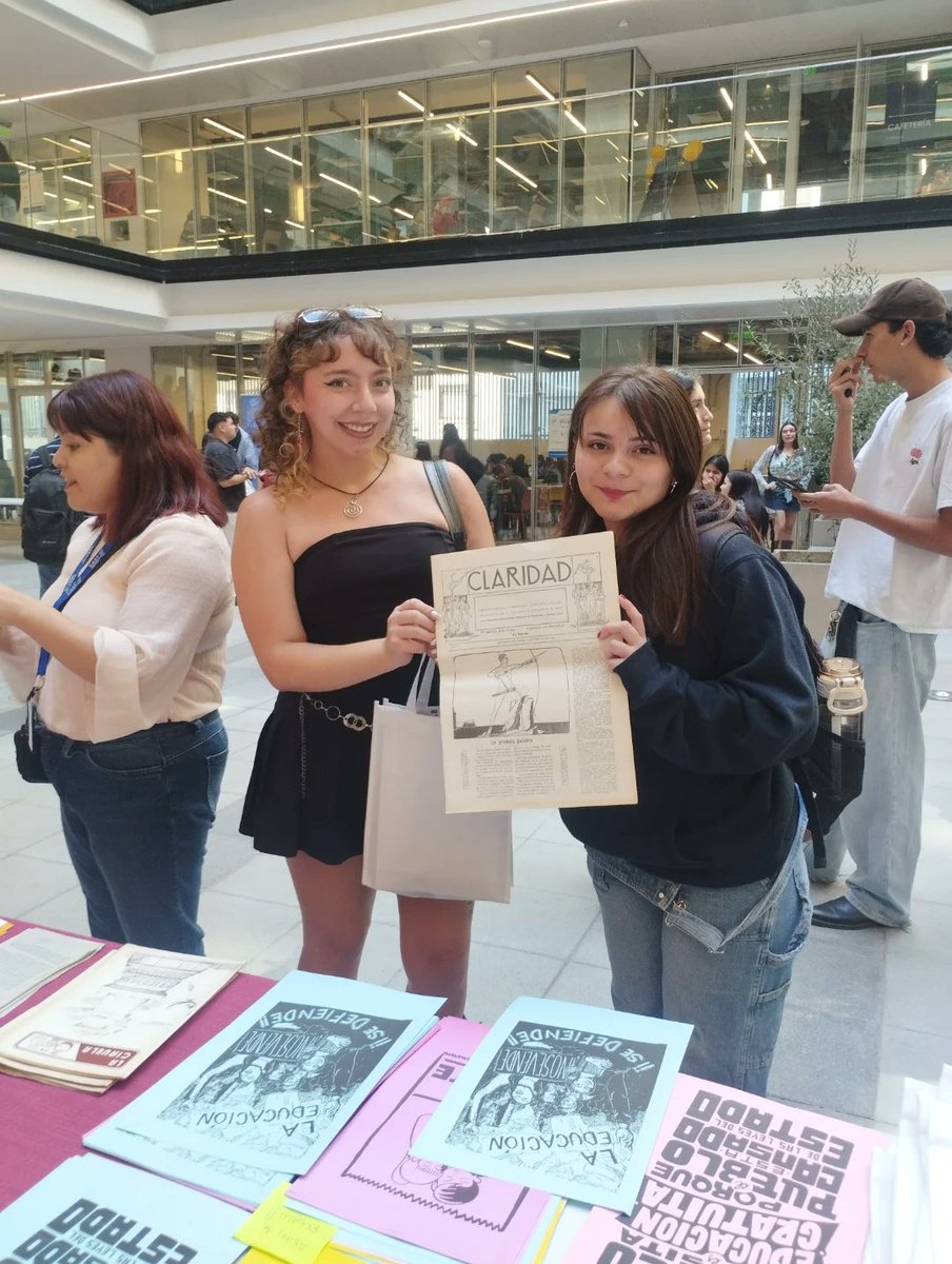 Este martes estuvimos con un stand en la Facultad de Gobierno de la Universidad de Chile, en el marco de la Semana Mechona 🙌🏼posteriormente nos invitaron a exponer sobre la trayectoria de la FECH en sus casi 120 años y el trabajo del Archivo Fech.
#Chile #Historia #Archivo