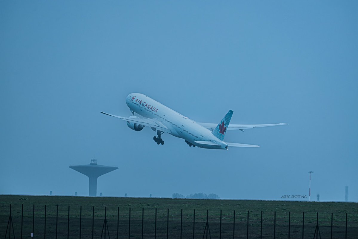 astecspotting's tweet image. Le géant canadien en escale à Paris 🇨🇦🇫🇷

Toujours un plaisir de croiser la puissance du Boeing 777-300ER d'Air Canada sous la lumière de CDG  

🛫Immat : C-FKAU
📸 Nikon Z6 III | 600 mm 
📍 Paris CDG (LFPG) 

#nikonfr #avgeek #spotting #aircanada #boeing777